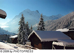 Verschneites Dorf Saas Grund, Schweiz