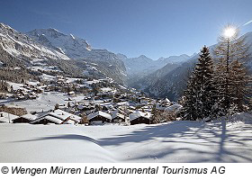 Blick auf den verschneiten Ort Wengen, Schweiz