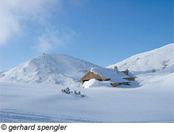 verschneite Hütte in Ebensee