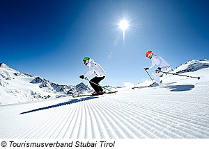 Skifahrer in Fulpmes, Tirol, Österreich