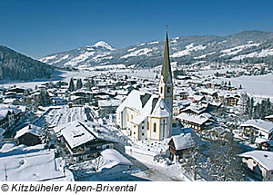 eingeschneites Kirchberg in Tirol, Österreich