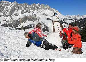 Kinder spielen im Schnee in Mühlbach am Hochkönig