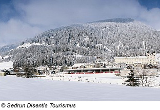 verschneites Disentis in der Schweiz